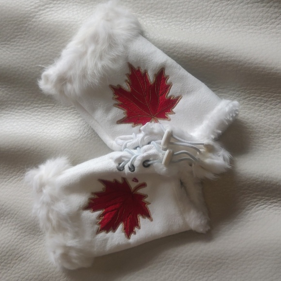 'Maple Leaf' design by Gene Suyu Fingerless Gloves - Picture 1 of 6